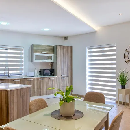 Cozy Minutes To Seafront شقة